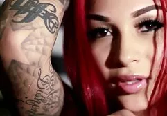 Một trẻ mulatto fucks và vuốt ve video sec ba gia những âm vật với một máy rung