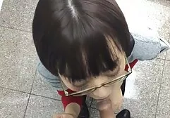 Trong khi chồng cô ấy không có ở đó, cô ấy có thể có một khoảng thời gian vui vẻ trong khi không ai nhìn thấy. Con phim sec ba ga bê nhỏ nằm xuống giường bắt đầu từ từ cởi quần áo, dọc đường vuốt ve hai bầu vú căng tròn và chắc nịch, rồi uyển chuyển tiến đến âm hộ non nớt.