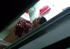 Charley đuổi theo sec may ba gia ngón tay mình trên bàn massage