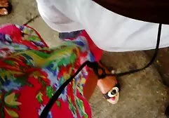 Trợ lý phòng thí sec phi cong tre lai may bay ba gia nghiệm dụ dỗ công nhân bằng cách bóp chặt mông anh ta