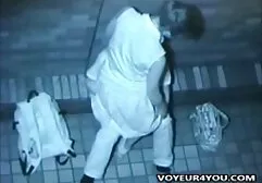 Một cô gái điếm trẻ nóng bỏng đã quyết định nhảy thoát y trước máy quay phim và cởi quần áo một phần để phim sec bà già cho khán giả thấy sự quyến rũ của mình
