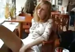 Kitten và séc máy bay bà già Tony liếm nhau