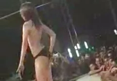 Hai đồng tính nữ fim sec ba gia vuốt ve của họ mềm pussies