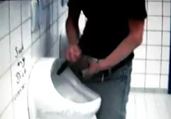 Cô gái tóc vàng vuốt ve em bé sec ba gia my