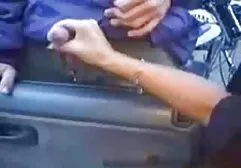 Ông nội đề nghị được xoa bóp cho con gà, từ khoái cảm đó, hai chân cô tách ra hai bên và chiếc quần lót màu đen xuất hiện. Ông nội bị cuốn đi bởi khung cảnh tuyệt vời đến nỗi ông ngay lập tức ngồi yên giữa pim sec may bay ba gia hai đùi và bắt đầu nhớ về tuổi trẻ của mình