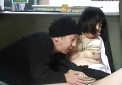 Anh chàng đến tiệm, phim sec may ba gia rót Viagra vào cà phê cho cô gái đấm bóp, và khi cô cảm nhận được dương vật cường tráng của anh ta, em bé không cưỡng lại được mà ngậm trước vào miệng, sau đó tự bê lên bàn.