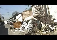 Niger quay đĩa và tưới nước vào phim sec dit ba gia chân của cô gái tóc nâu