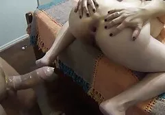 Brunette fucks sec may ba gia mình trong các đít với một dildo