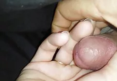 Trẻ brunette đặt ra xem sec ba gia trong các vòi hoa sen