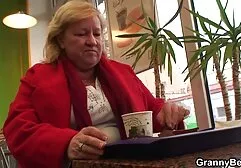Nghịch ngợm mẹ fucked qua một pim sec may bay ba gia trẻ người