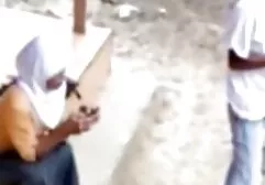 Cô gà trống ngực hôn lên môi phim sec choi ba gia anh chàng, và anh ta ngay lập tức nghiêng con chó cái xuống và đưa một công cụ nhô ra trong miệng anh ta. Em bé đánh bóng nó bằng bọt biển và lưỡi