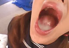 Cô gái cưỡi trên một anh sec may bay ba gia chàng trai