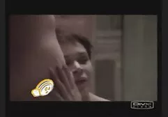 Để lại một cô gái tóc vàng trẻ trung, ngon ngọt sau khi tập luyện với lý do nói về séc máy bay bà già tương lai của cô ấy, huấn luyện viên đồi trụy kéo cô ấy vào phòng thay đồ và địt mạnh vào thằng khốn trẻ này