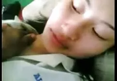 Một bbw trưởng thành có kinh nghiệm mạnh dạn nhét một con cặc vào giữa bộ ngực to lớn của cô ấy và mạnh mẽ nhào nặn nó, và khi phim sec ong ba gia cô ấy không còn kiểm soát được bản thân, cô ấy dang rộng hai chân của mình ra và phần cuối dài được chôn trong một âm hộ ẩm ướt không đáy