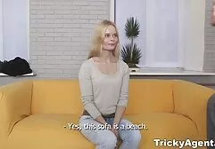 Diễn viên múa ba phim sec máy bay bà già lê Julia khoe thân hình nuột nà