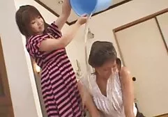 Dang rộng phim sec ba gia my hai chân trước webcam, một con chó cái nhẹ nhàng vuốt ve âm hộ cạo của cô ấy