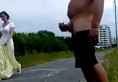 Một đam mê lesbian trong màu hồng đồ lót fucks một người bạn trong một secmaybay đen corset
