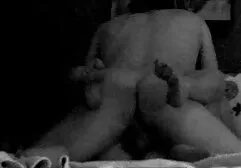 Cô gái tóc vàng secmaybay mặc áo đỏ tự vuốt ve mình