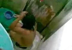 Đẹp chó cái trong trắng vuốt ve cô ấy cạo L. phim sec máy bay bà già