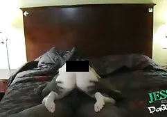 Dễ thương cô gái cởi bỏ cô ấy sec may ba gia pantyhose và thủ dâm
