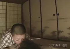 Một cô gái trẻ châu Á được cô ấy đít fucked secmaybay